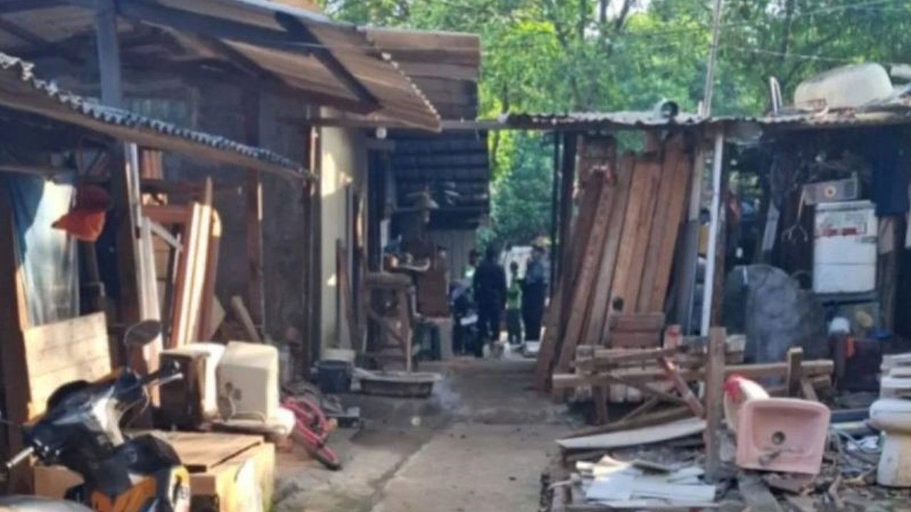 Pemkot Jakarta Timur terus berupaya menertibkan ratusan Kepala Keluarga yang mendirikan permukiman ilegal di area pemakaman kuno TPU Kebon Nanas, Jatinegara. Mengapa mereka memilih tinggal di sana?