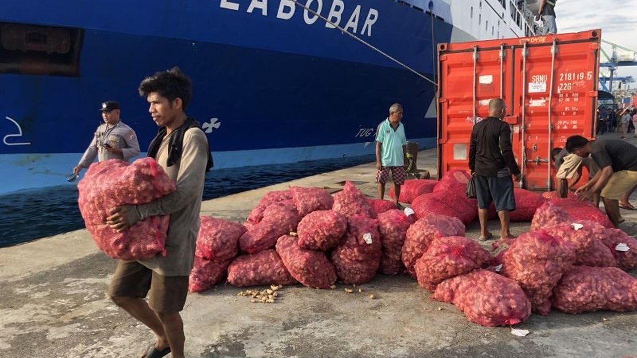 Bea Cukai dan KSOP Ambon bersinergi memperketat pengawasan arus barang di Pelabuhan Ambon. Langkah ini krusial jelang Nataru untuk cegah penyelundupan dan jamin kelancaran logistik.