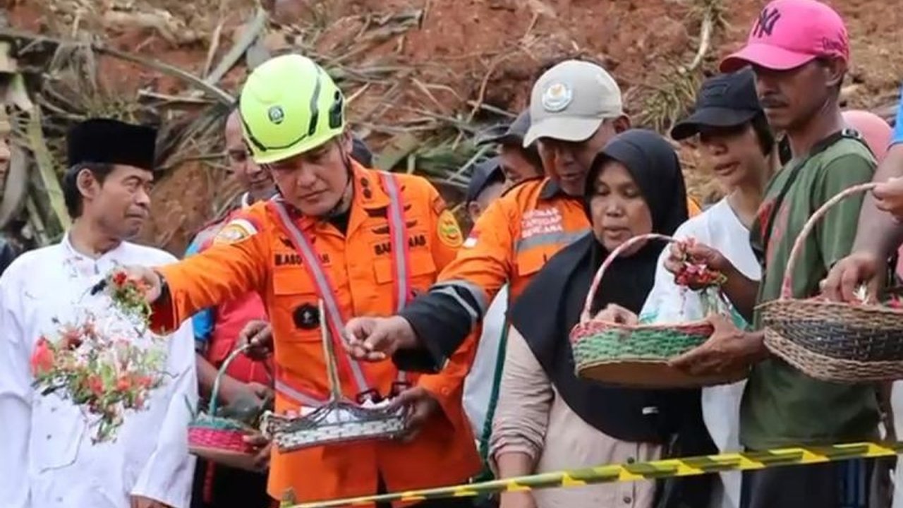 Operasi pencarian korban longsor di Cilacap resmi dihentikan setelah 10 hari, menyusul keikhlasan keluarga dua korban yang belum ditemukan. Pemkab kini fokus pada pembangunan hunian sementara bagi warga terdampak.