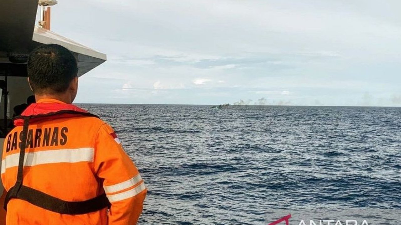 Tim SAR Ambon menemukan bangkai KM Maluku Prima Makmur 03 yang terbakar di Laut Banda. Namun, 11 awak kapal, termasuk nakhoda, masih dalam pencarian. Apa yang terjadi pada mereka?