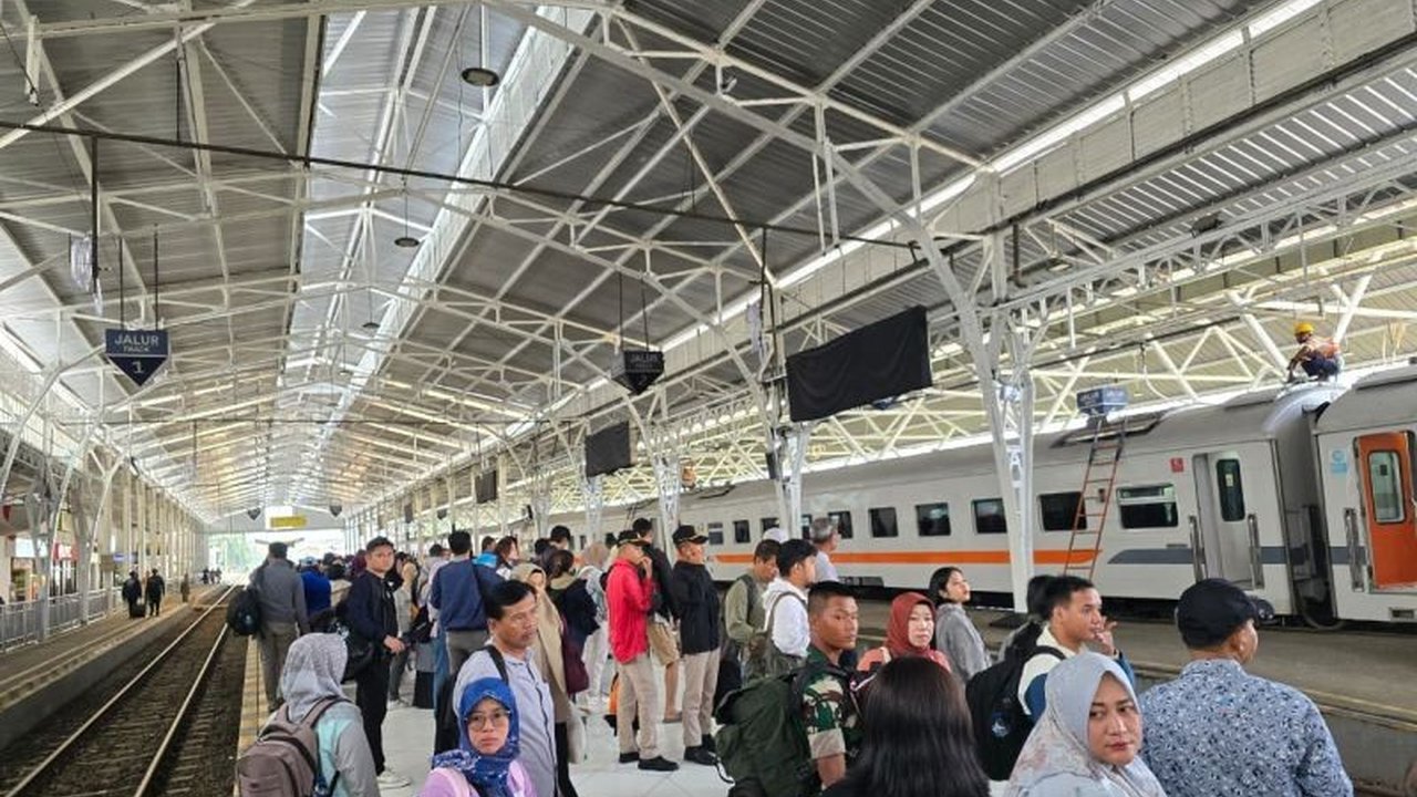 PT KAI akan mengoperasikan 7.982 perjalanan kereta api selama Nataru 2025-2026, memastikan kelancaran mobilitas masyarakat dan menjaga denyut ekonomi nasional.
