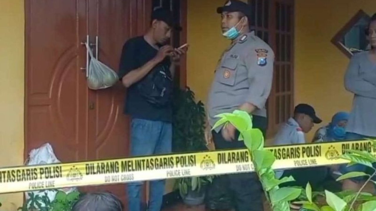 Polisi Jombang berhasil membekuk PU (60), suami siri yang tega melakukan pembunuhan istrinya, Tri Retno Jumilah (62), di Mojoagung. Motif sakit hati jadi pemicu.