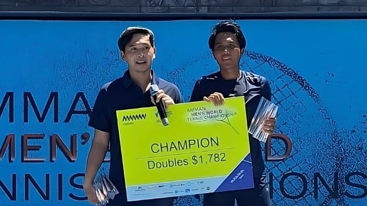 Pasangan ganda putra Indonesia, Christopher Rungkat dan Rifqi Fitriadi, sukses meraih gelar juara ITF M15 Kuala Lumpur, mengalahkan unggulan teratas dalam laga sengit yang penuh drama.
