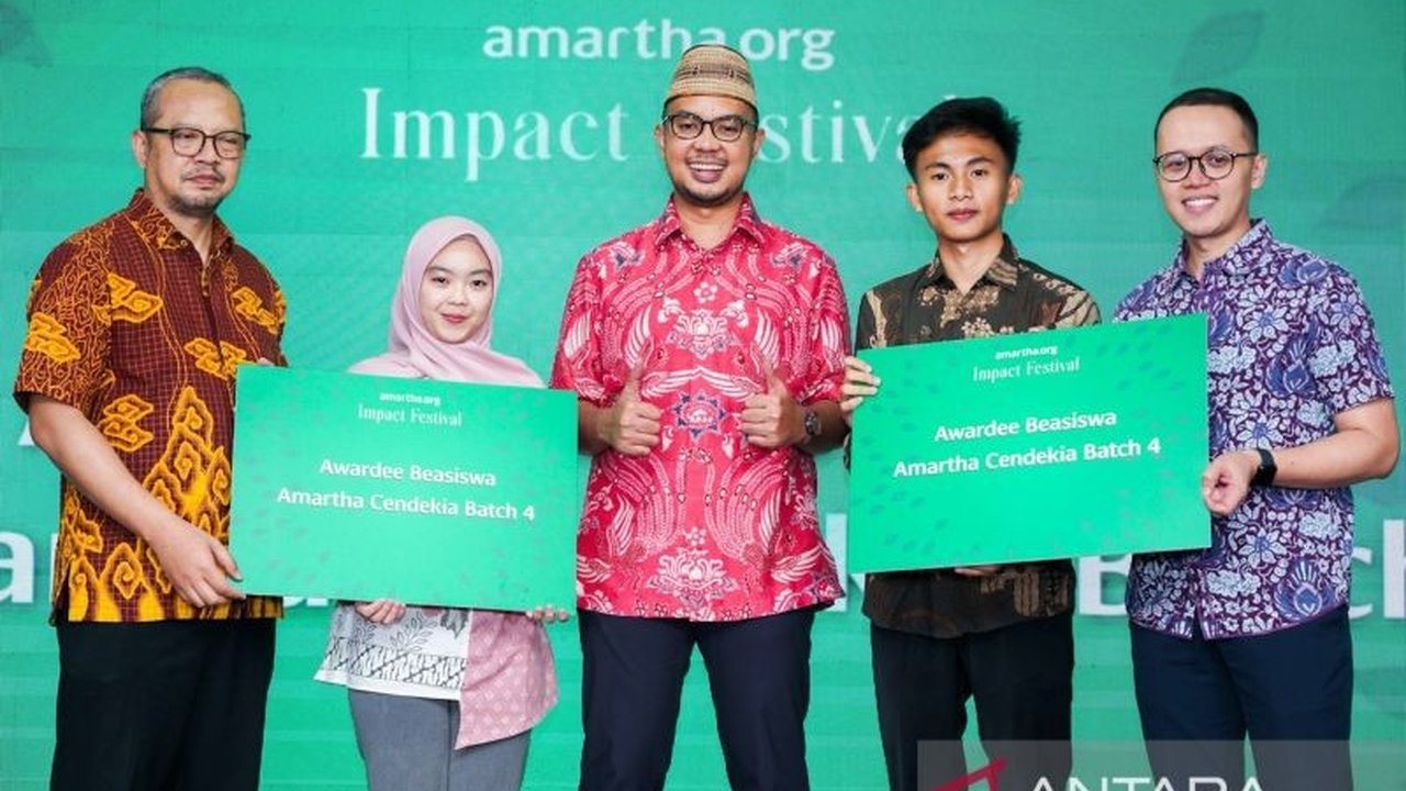 Amartha Financial Group melalui Amartha.org menyalurkan Beasiswa Amartha sebesar Rp10 miliar selama 5 tahun untuk puluhan ribu pelajar di daerah, bertujuan memutus rantai kemiskinan dan menciptakan pemimpin lokal.