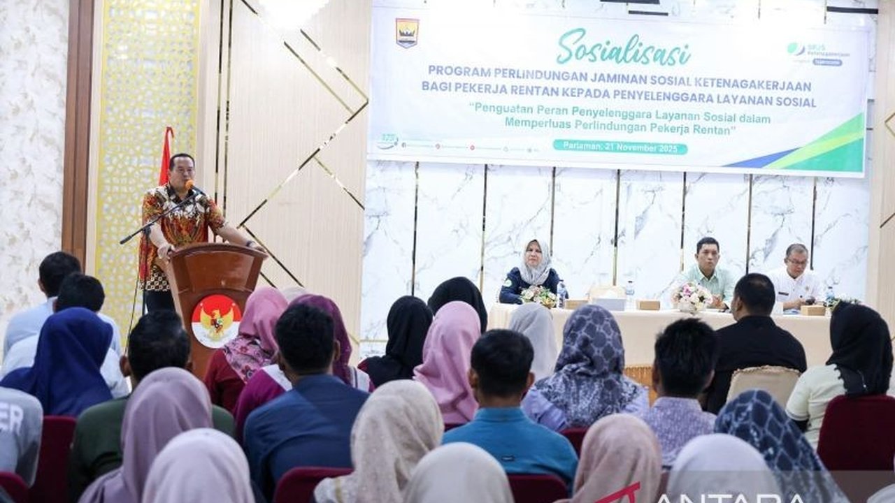 Pemerintah Kota Pariaman meningkatkan sosialisasi program Jaminan Sosial Ketenagakerjaan (Jamsostek) kepada pekerja rentan, termasuk penerima bansos, untuk memastikan perlindungan sosial tanpa mengganggu bantuan yang sudah ada.