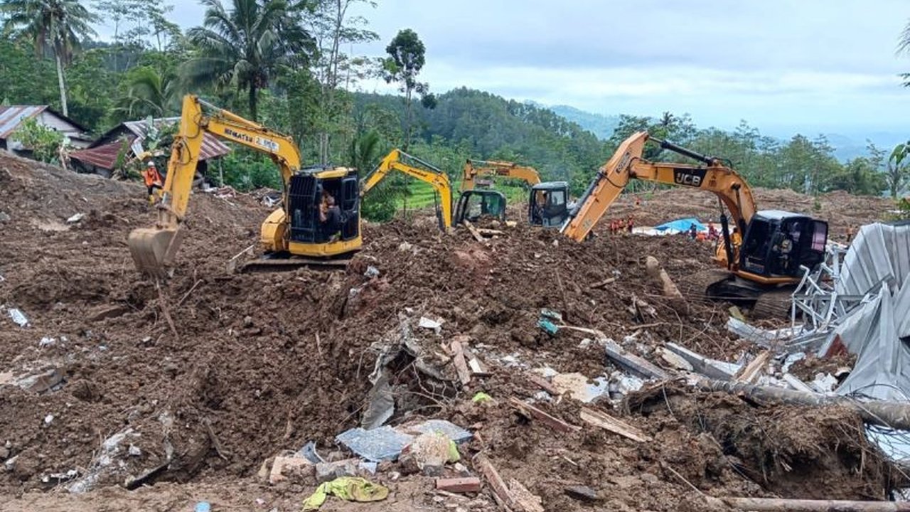 Tim SAR gabungan memperpanjang **operasi pencarian korban longsor Banjarnegara** selama tiga hari. Upaya maksimal dengan penambahan alat berat diharapkan temukan seluruh korban yang belum dievakuasi.
