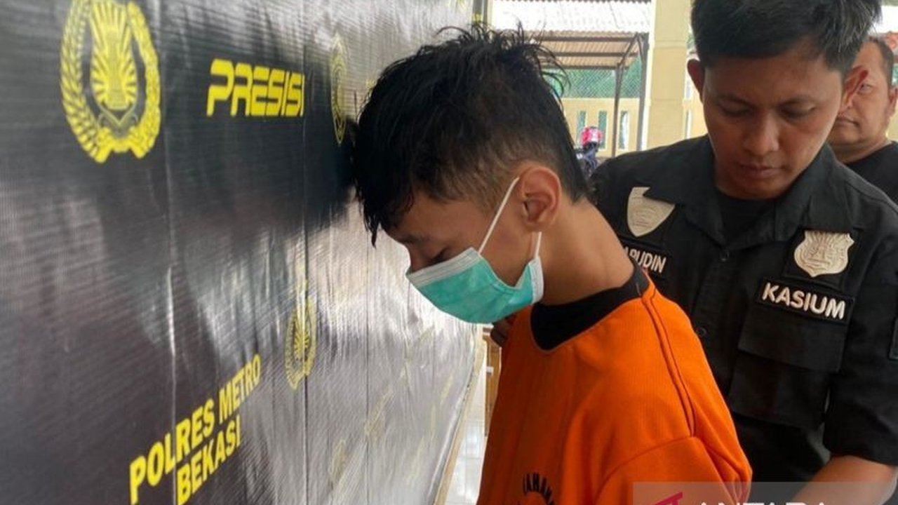 Seorang remaja di Bekasi ditangkap polisi setelah nekat membobol rumah mantan pacar dan mencuri iPhone serta uang tunai. Motif sakit hati menjadi pemicu aksi nekat Remaja Bobol Rumah Mantan Pacar ini.