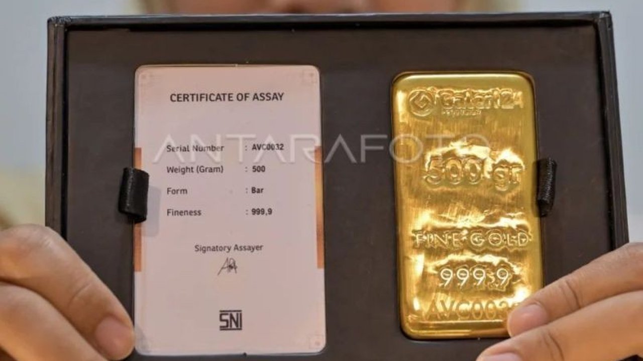 Investor perlu tahu, harga emas Antam, Galeri24, dan UBS di Pegadaian hari ini kompak mengalami penurunan signifikan, menarik perhatian para calon pembeli.