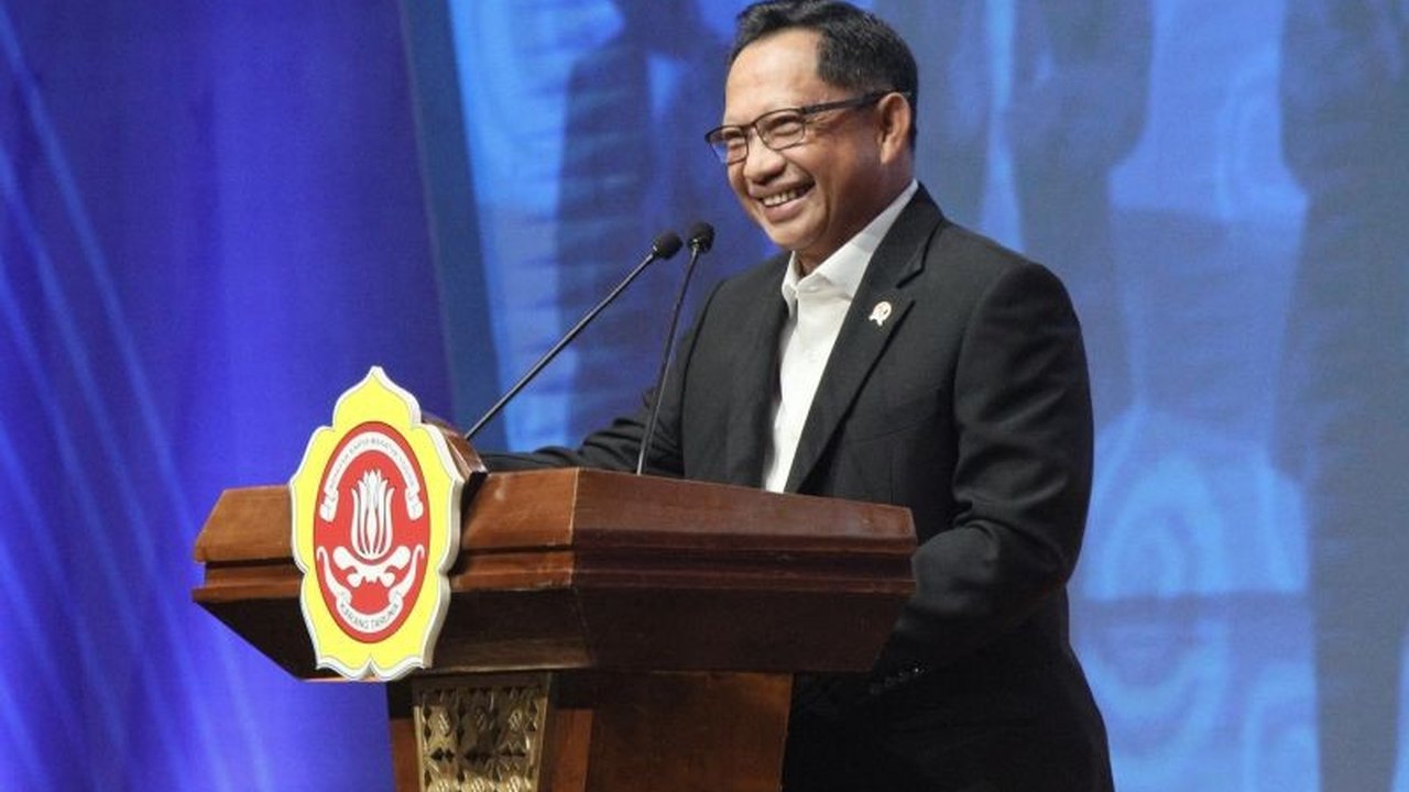 Menteri Dalam Negeri Tito Karnavian menegaskan pentingnya peran Karang Taruna sebagai motor penggerak utama dalam percepatan pembangunan desa, mengingat potensi besar generasi muda.