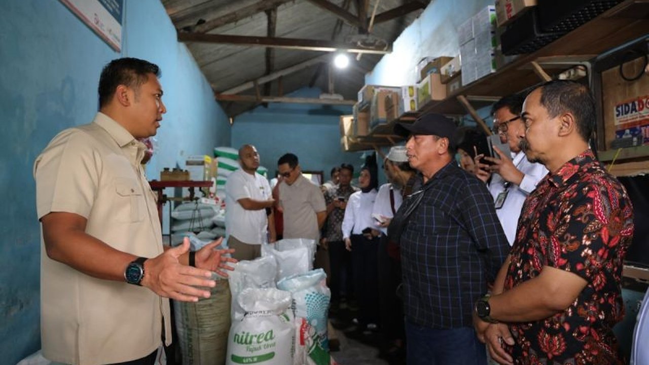 Wakil Menteri Pertanian (Wamentan) Sudaryono memastikan Penurunan Harga Pupuk Subsidi sebesar 20 persen telah berlaku, menjamin peningkatan produktivitas petani dan swasembada pangan.