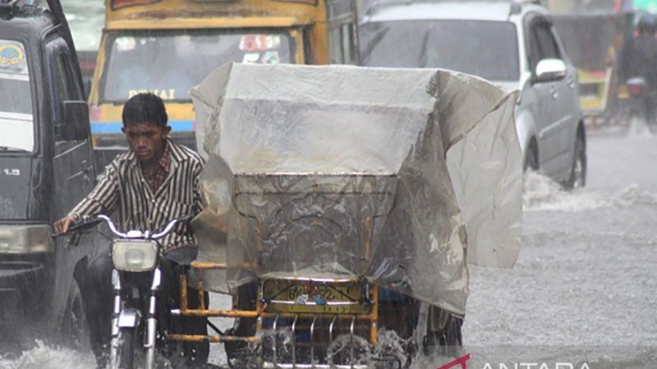 BMKG kembali mengingatkan masyarakat Sumatera Utara untuk waspada terhadap potensi cuaca ekstrem yang dapat memicu bencana hidrometeorologi hingga 27 November 2025. Apa saja pemicunya?