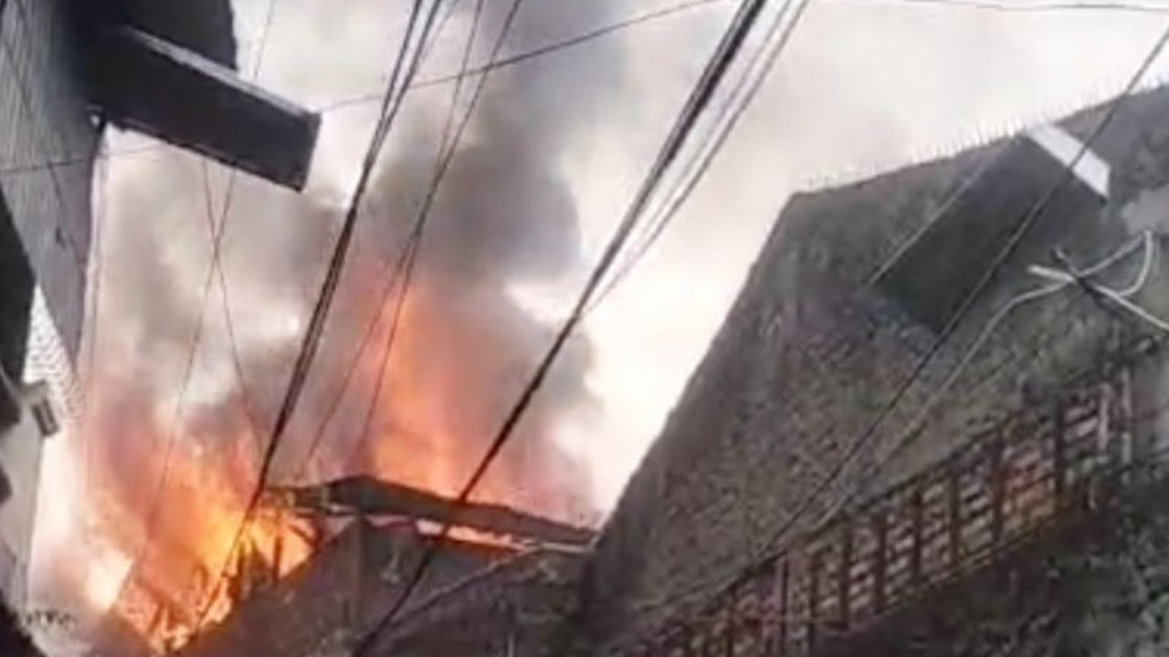 Sebuah gudang kardus di Ciracas, Jakarta Timur, dilalap si jago merah pada Minggu siang. Petugas Gulkarmat Jakarta Timur segera merespons **kebakaran gudang kardus Ciracas** ini, berupaya memadamkan api dan mencegah perambatan.