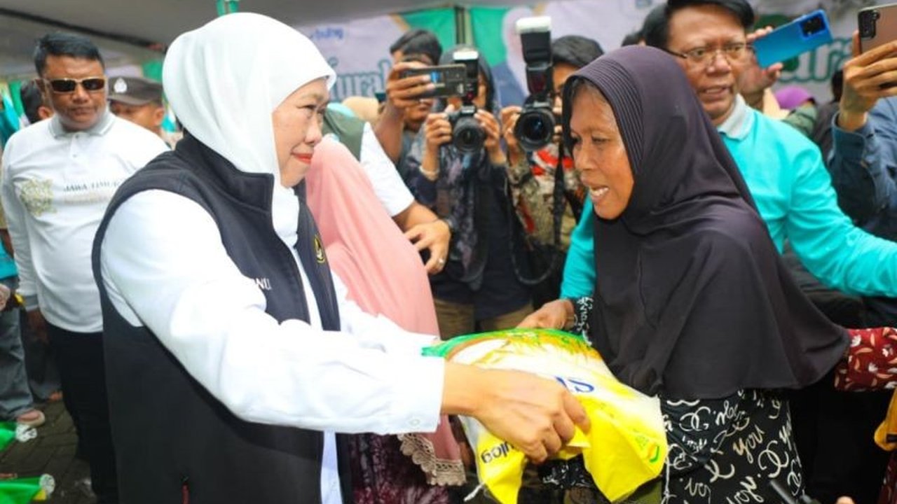 Gubernur Khofifah Indar Parawansa berkomitmen menjaga stabilitas harga kebutuhan pokok jelang Natal 2025 dan Tahun Baru 2026 dengan menggelar pasar murah di berbagai wilayah Jawa Timur.