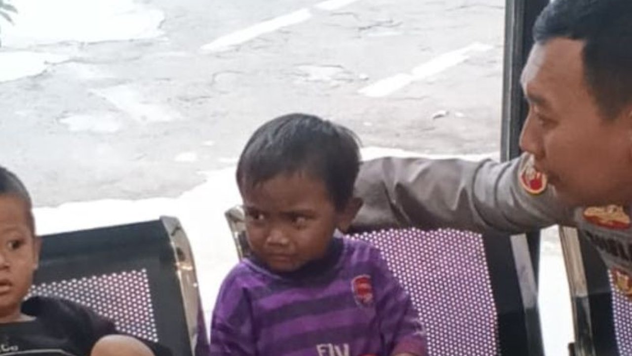 Polsek Metro Penjaringan berhasil mempertemukan kembali dua anak tersesat yang ditemukan di dekat kantor mereka, membawa kelegaan bagi keluarga setelah pencarian panjang.