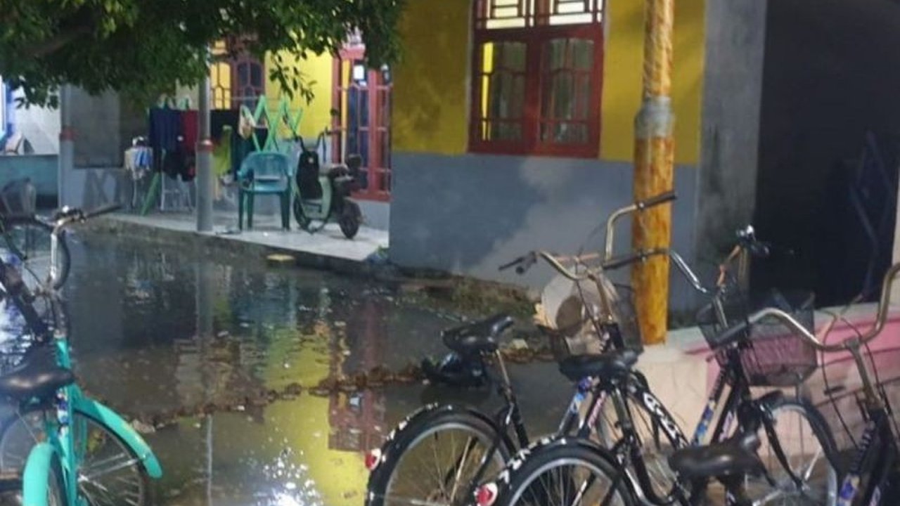 Lima Rukun Tetangga (RT) di Kabupaten Kepulauan Seribu terendam banjir rob setinggi 10-15 cm hingga Ahad siang. BPBD DKI Jakarta siaga penuh dan mengimbau warga tetap waspada.