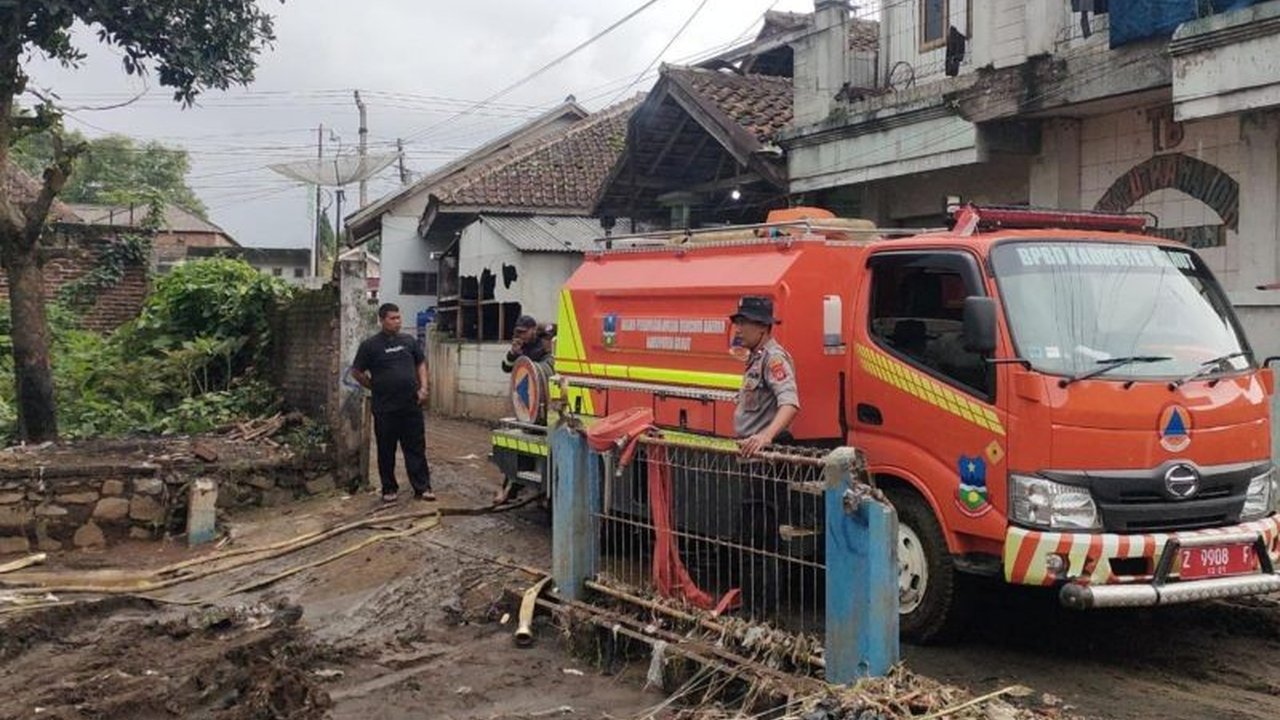 Tim gabungan dari berbagai instansi dan masyarakat terus bergotong royong membersihkan material sisa banjir bandang di Cisurupan Garut. Simak upaya intensif mereka agar wilayah terdampak segera pulih.