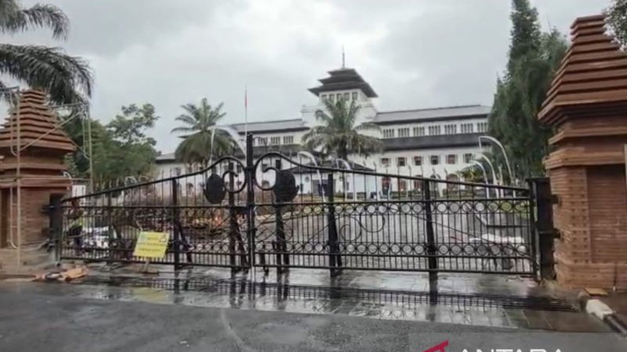 Pembangunan Gerbang Candi Bentar Gedung Sate menuai polemik, namun ahli cagar budaya Tubagus Adhi menegaskan desainnya selaras visi arsitek asli J. Gerber.