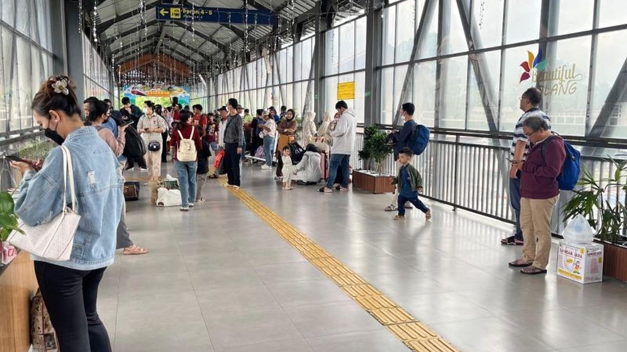 PT KAI Daop 8 Surabaya menawarkan Diskon Tiket KAI Stasiun Malang sebesar 30% untuk periode Natal 2025 dan Tahun Baru 2026, mempermudah perjalanan akhir tahun bagi masyarakat.