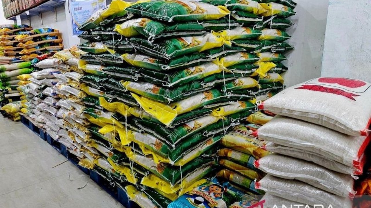 Pemkab Natuna siapkan berbagai kebutuhan pokok untuk Gerakan Pangan Murah Natuna di pulau penyangga, bertujuan menekan harga dan memastikan ketersediaan pangan bagi masyarakat terpencil.