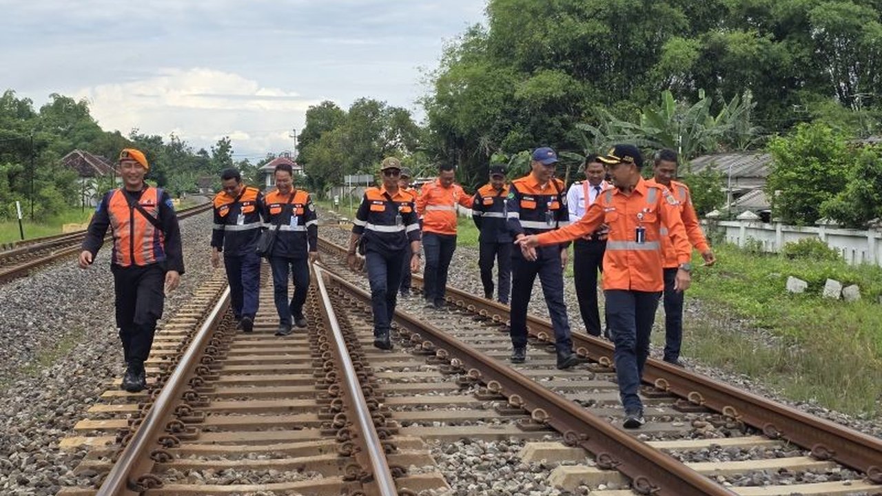 PT KAI Daop 7 Madiun intensif memeriksa kesiapan jalur kereta api antara Stasiun Madiun hingga Curahmalang, Jombang, jelang Natal 2025 dan Tahun Baru 2026. Pemeriksaan ini memastikan Kesiapan Jalur Kereta Nataru demi keselamatan penumpang.