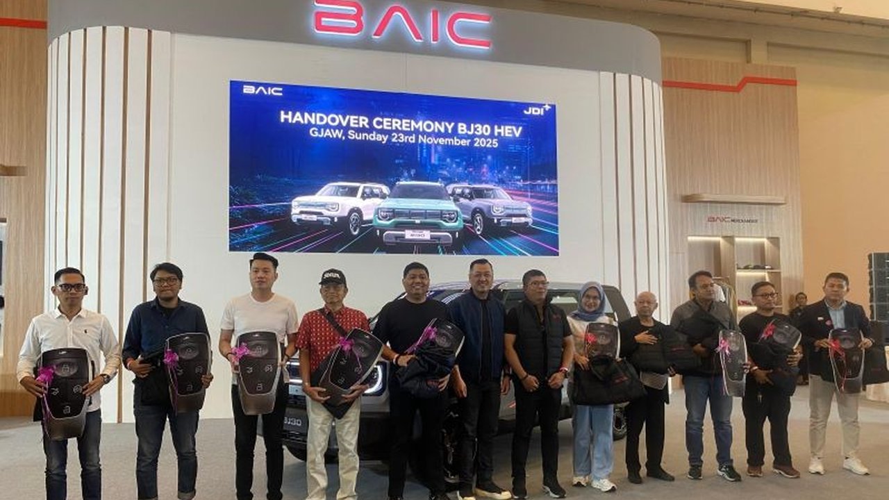 PT JIO Distribusi Indonesia memulai pengiriman BAIC BJ30 Hybrid kepada konsumen, menandai komitmen kuat setelah mencatat lebih dari 200 SPK. Simak detail pengiriman dan spesifikasi SUV hybrid ini!