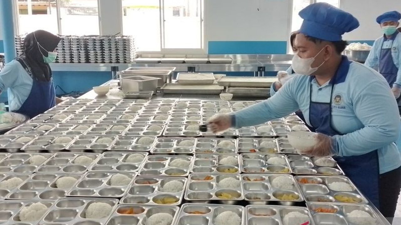 Dinas Kesehatan Blora menerbitkan 59 Sertifikat Laik Higiene Sanitasi (SLHS Blora) bagi dapur Program Makan Bergizi Gratis, memastikan standar kebersihan dan keamanan pangan bagi penerima manfaat.
