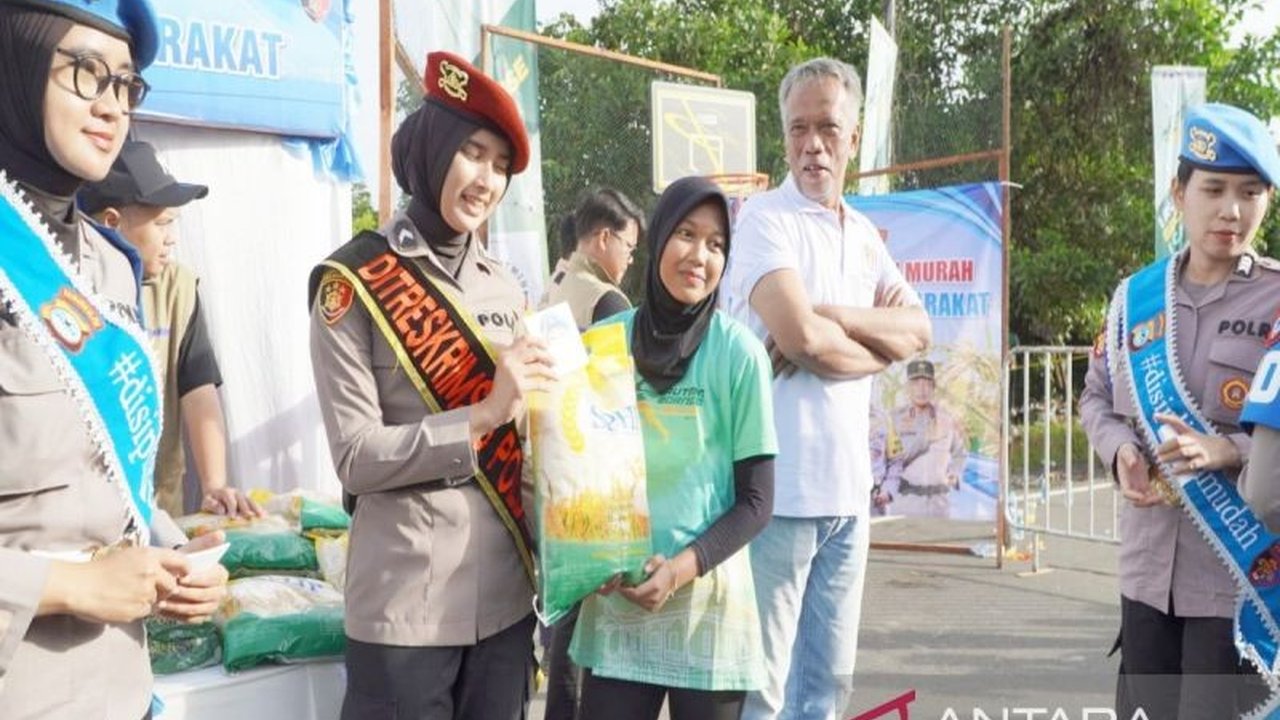 Polda Kalsel sukses menyalurkan 10,5 ton beras SPHP milik Bulog dalam Gerakan Pangan Murah (GPM) di acara Arutmin Borneo Run 2025, membantu stabilisasi harga pangan dan memenuhi target penyaluran.