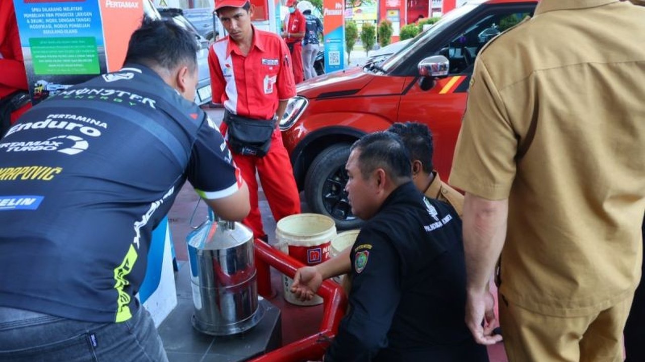 PT Pertamina Patra Niaga Regional Kalimantan bergerak cepat mengatasi antrean Pertamax di Palangka Raya akibat kendala cuaca, memastikan pasokan kembali normal dan kebutuhan masyarakat terpenuhi.