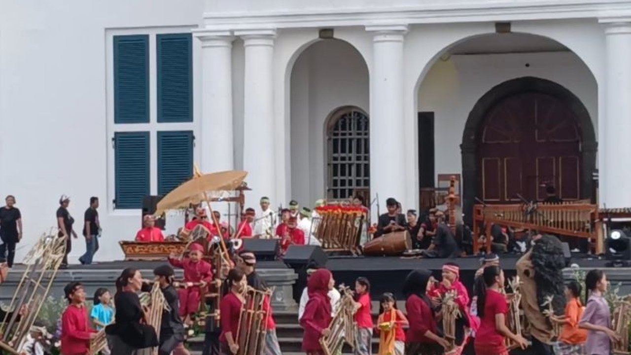 Perayaan Hari Angklung Sedunia ke-15 di Kota Tua Jakarta sukses memperkuat citra kawasan ini sebagai pusat pariwisata budaya internasional. Simak detail acaranya!