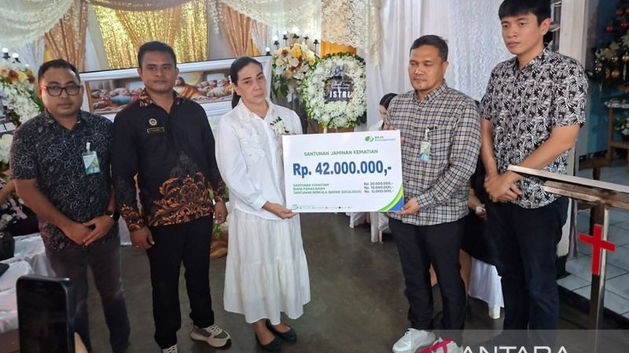 BPJAMSOSTEK Manado menyerahkan santunan kematian senilai Rp42 juta kepada ahli waris relawan SPPG Sario Tumpaan, Haryanto Soleman Mantiri, meskipun baru terdaftar. Santunan Kematian BPJAMSOSTEK ini wujud kepedulian negara.