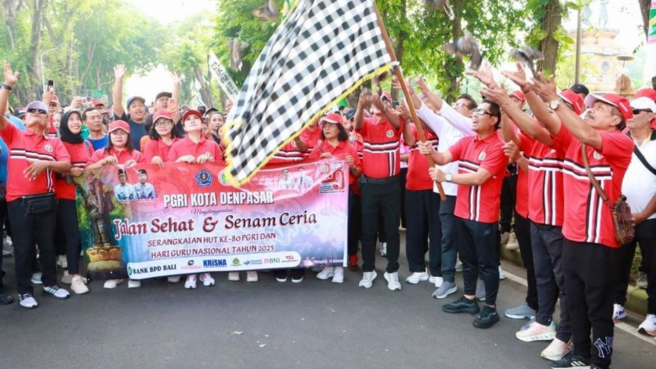 Sebanyak 5.000 guru di Denpasar merayakan Hari Guru Nasional 2025 dan HUT PGRI ke-80 dengan menggelar jalan sehat. Kegiatan Jalan Sehat Guru Denpasar ini bertujuan mengampanyekan gaya hidup sehat dan memperkuat sinergitas pendidikan.