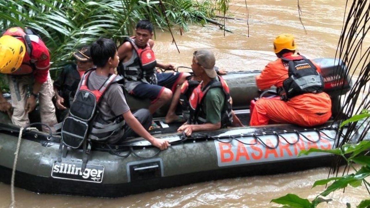 Tim gabungan berhasil mengevakuasi sembilan warga yang terjebak banjir di Palembayan Agam setelah Sungai Batang Nanggang meluap akibat hujan deras.