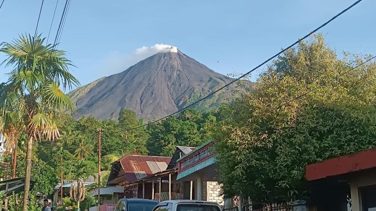 Warga Pulau Siau diimbau waspada terhadap potensi guguran lava Gunung Karangetang yang masih berstatus Level II (Waspada). Material vulkanik rentan runtuh, terutama ke selatan dan barat daya.