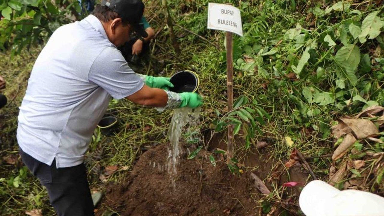 Bupati Buleleng I Nyoman Sutjidra memimpin aksi penanaman pohon di Hutan Desa Ambengan untuk pelestarian lingkungan, antisipasi bencana, dan kesejahteraan masyarakat.