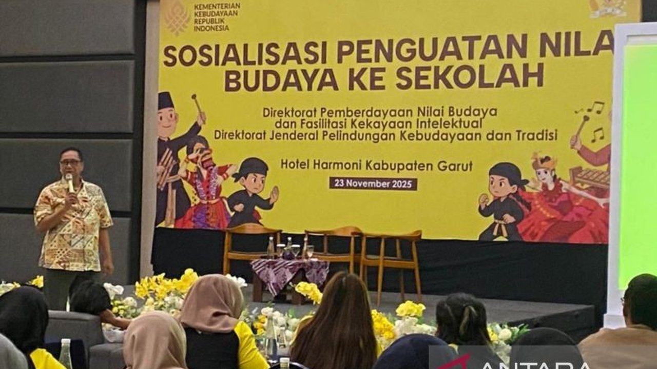 Legislator mendesak lembaga pendidikan memperkuat nilai budaya di sekolah demi membentuk karakter siswa beridentitas bangsa, khususnya di tengah tantangan perkembangan zaman.