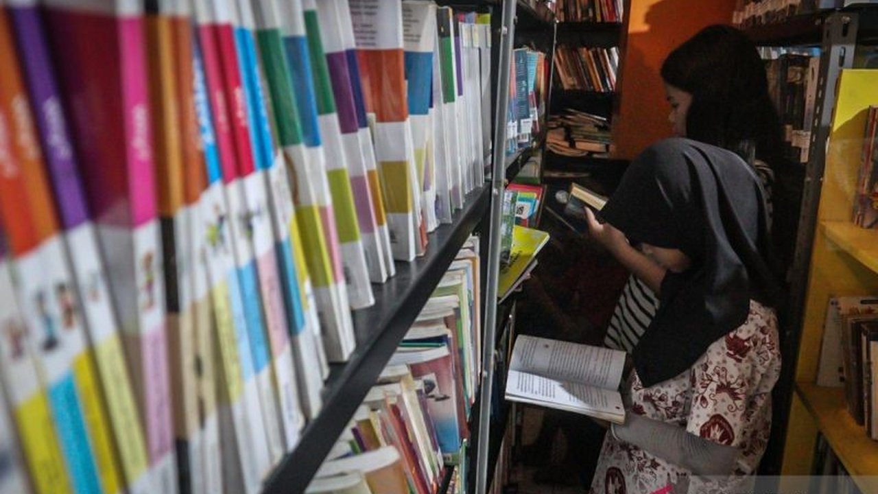 Sekretaris Komisi E DPRD DKI Jakarta, Justin Adrian Untayana, menegaskan pentingnya kemampuan literasi untuk menangkal disinformasi dan misinformasi, mendukung wacana Mendikdasmen mewajibkan siswa membaca buku.