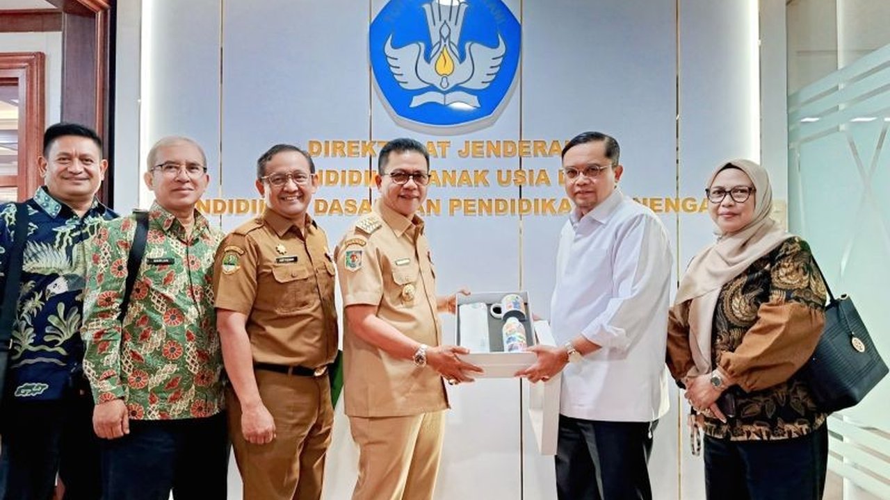 Pemerintah Kabupaten Bandung serius mengupayakan penguatan tenaga pendidik dengan audiensi ke Kemendikdasmen. Simak langkah konkret Pemkab Bandung untuk meningkatkan mutu pendidikan.