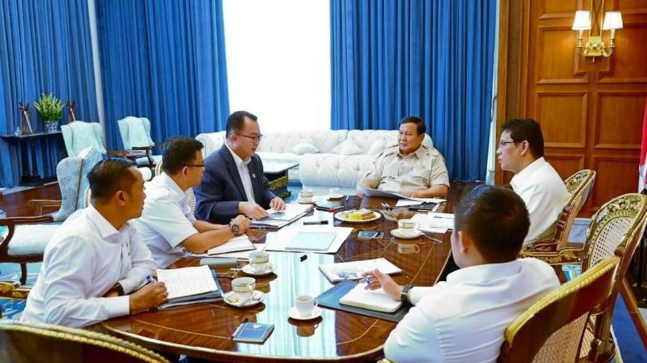 Presiden Prabowo Subianto menyampaikan dua arahan krusial kepada Kepala dan Wakil Kepala BRIN, Arif Satria dan Amarulla Octavian, terkait optimalisasi periset dan fokus riset nasional.