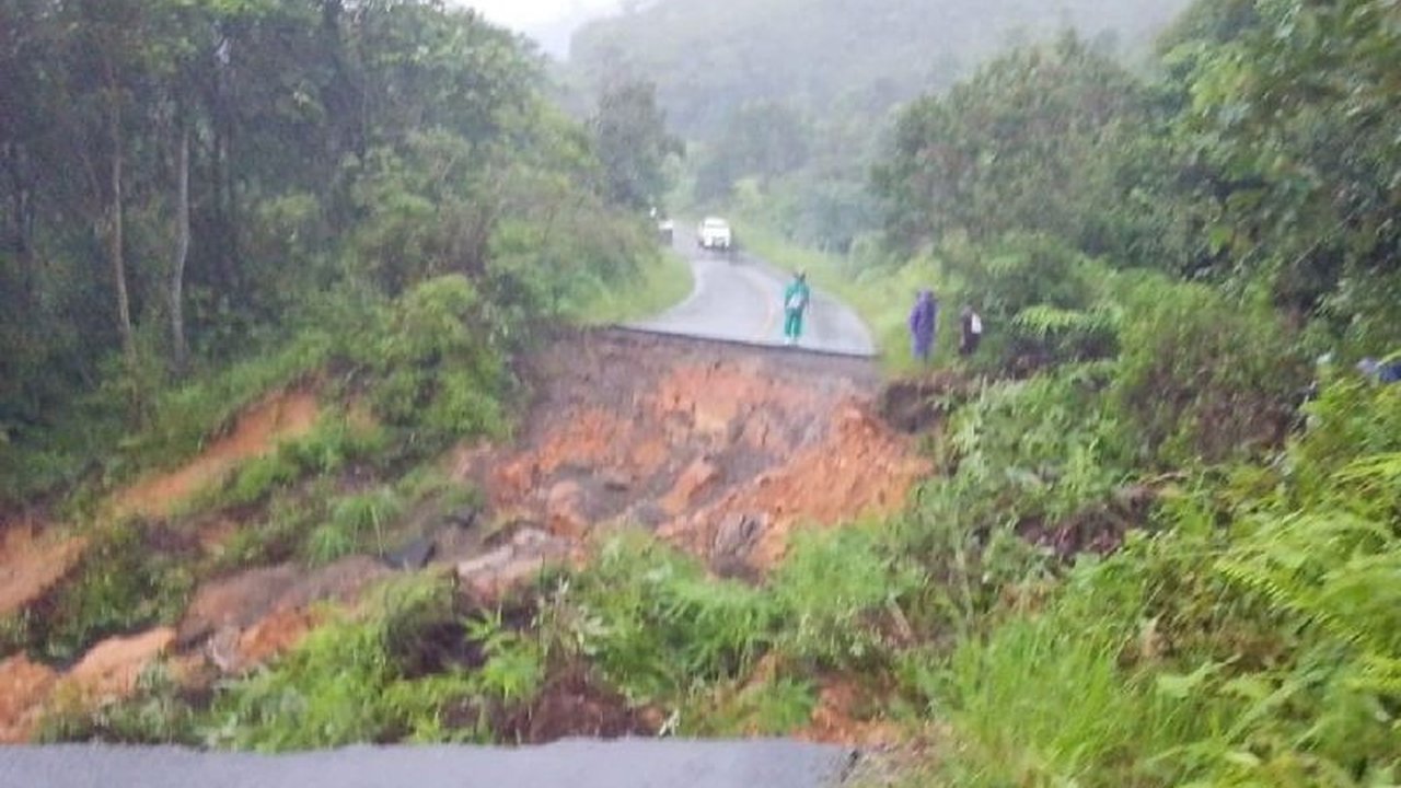 Akses transportasi penghubung Mandailing Natal dan Tapanuli Selatan terputus total di Kelurahan Rianiate karena jalan amblas akibat hujan deras, BPBD Tapanuli Selatan imbau masyarakat mencari jalur alternatif.