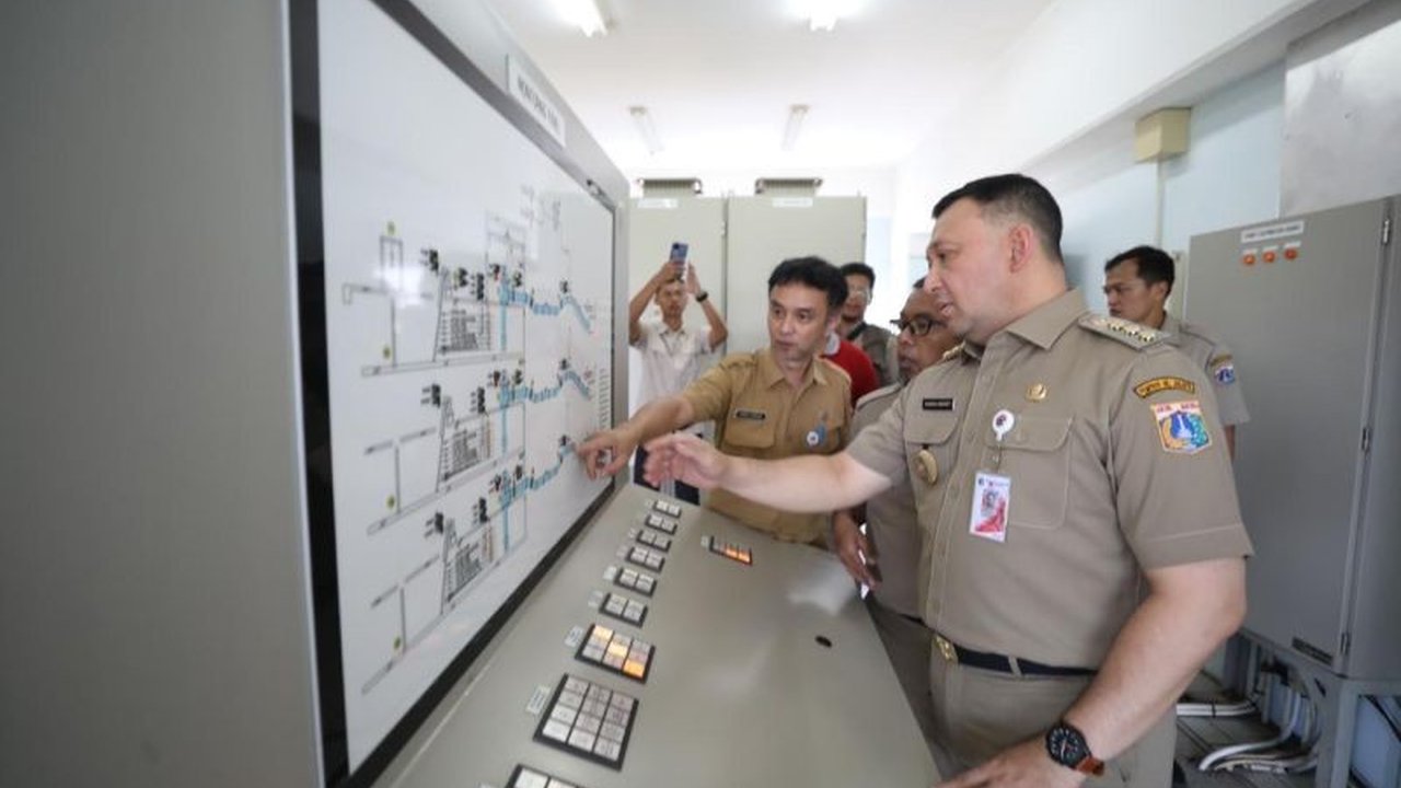 Wali Kota Jakarta Utara meninjau langsung rembesan Tanggul Waduk Pluit untuk memastikan kesiapan pengendali banjir menghadapi musim hujan dan potensi banjir rob, demi keamanan warga.