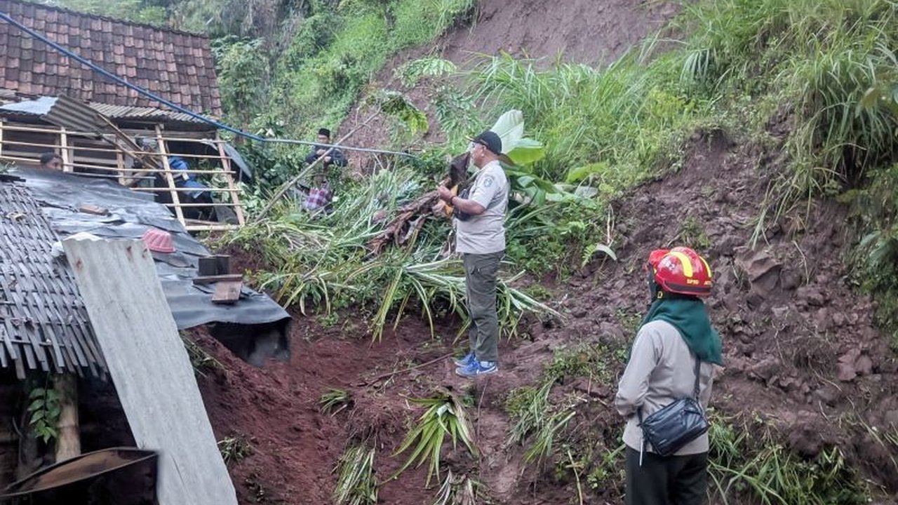 Seorang warga di Desa Alastengah, Situbondo, berhasil diselamatkan setelah tertimbun material tanah longsor yang menimpa rumahnya akibat hujan deras.