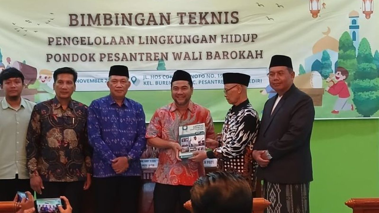 Dinas Lingkungan Hidup (DLH) Jawa Timur aktif mendampingi pengelolaan lingkungan di pesantren, khususnya di Kediri, untuk mewujudkan program Eco Pesantren yang berkelanjutan dan ramah lingkungan.