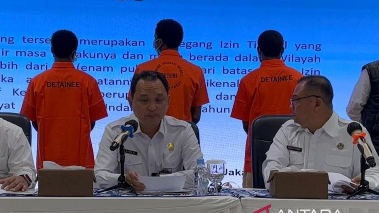 Tiga WNA Nigeria diduga terlibat kasus scammer dan penipuan online berhasil diamankan Imigrasi Jakarta Pusat. Penyelidikan lebih lanjut mengungkap barang bukti mencurigakan yang menguatkan dugaan tersebut.