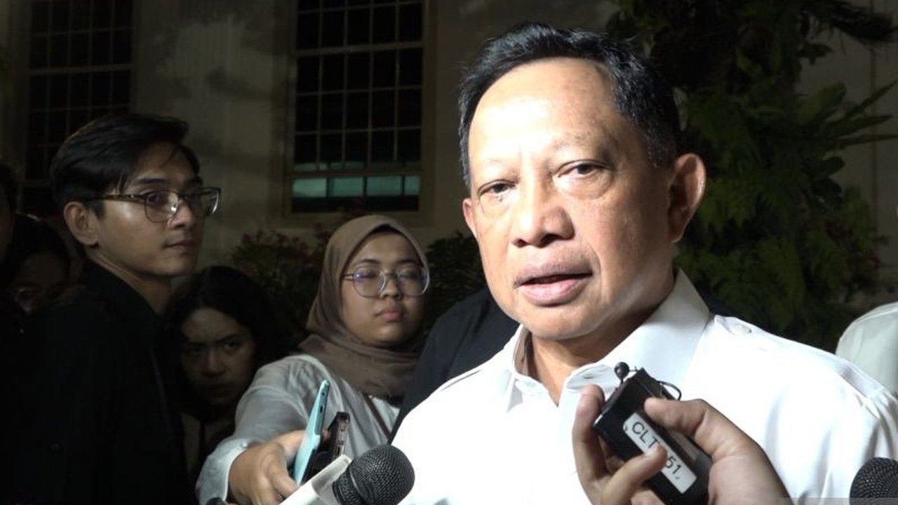 Presiden Prabowo Subianto menyoroti masih adanya Anggaran Pemda Mengendap sebesar Rp203 triliun di bank, padahal realisasi belanja daerah stagnan. Mengapa ini bisa terjadi?