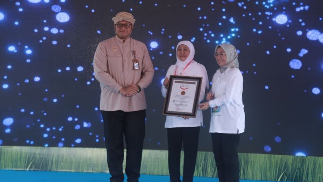 Pemprov Jatim berhasil memecahkan Rekor MURI dalam program inseminasi buatan sapi, mencapai lebih dari satu juta ekor dalam setahun. Capaian ini dorong produktivitas ternak nasional.