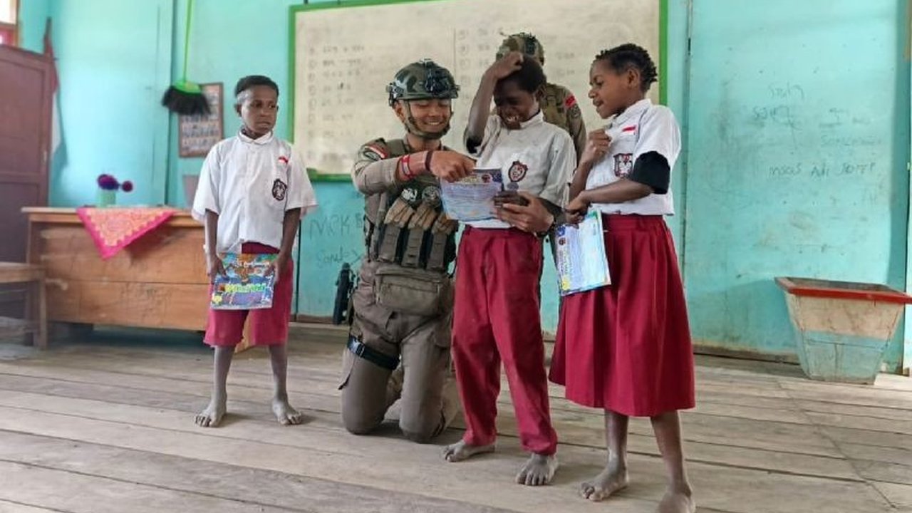 Satgas Damai Cartenz aktif bagikan buku bacaan kepada anak-anak di Intan Jaya, Papua Tengah. Upaya ini dorong minat literasi dan bangun SDM unggul.