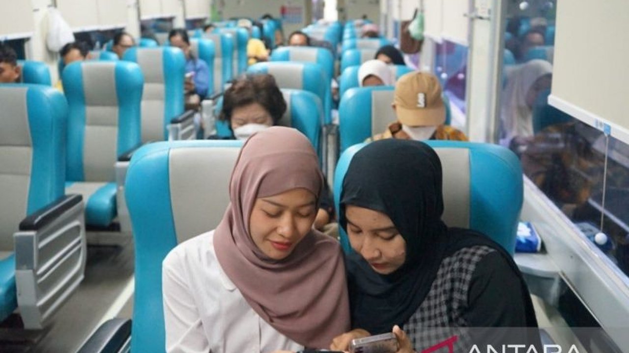 PT Kereta Api Indonesia (KAI) resmi memberlakukan aturan baru bagi penumpang yang membawa power bank. Aturan baru power bank KAI ini mencakup batasan kapasitas dan larangan pengisian daya demi keamanan perjalanan.