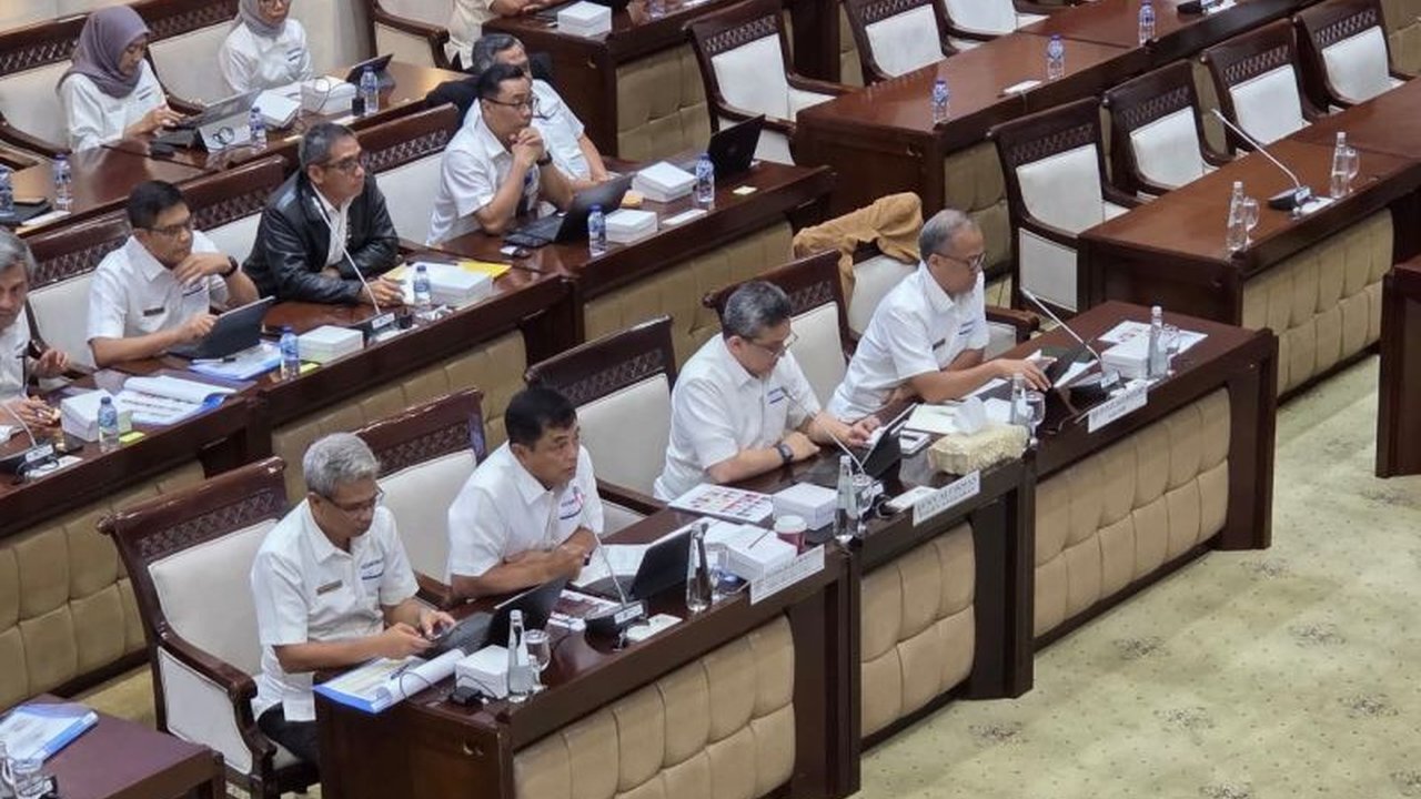 Komisi XI DPR mendesak Bea Cukai menjadikan Hico-Scan sebagai aset negara. Alat pemindai kontainer ini terbukti efektif cegah penyelundupan, namun pengelolaannya dipertanyakan.