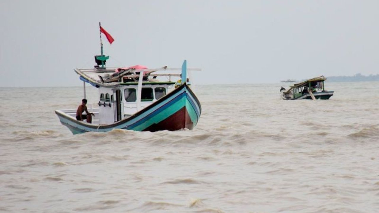 Kementerian Kelautan dan Perikanan (KKP) mendesak nelayan untuk waspada terhadap Siklon Tropis FINA yang berpotensi menyebabkan cuaca ekstrem dan gelombang tinggi, demi keselamatan saat melaut.