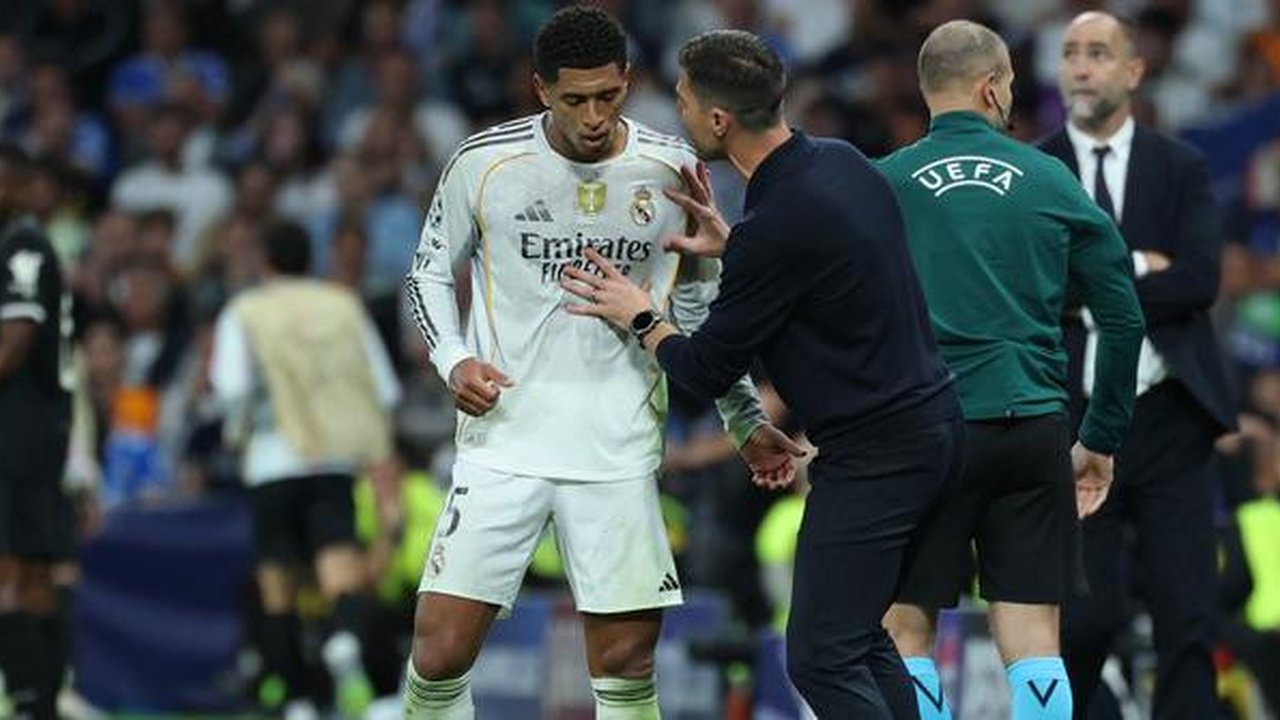 Jude Bellingham bersama pelatih Real Madrid, Xabi Alonso di ajang Liga Champions 2025/2026. (Thomas COEX / AFP)